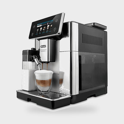 De'Longhi PrimaDonna Aromatic de trois quarts, préparation d'un latte macchiato