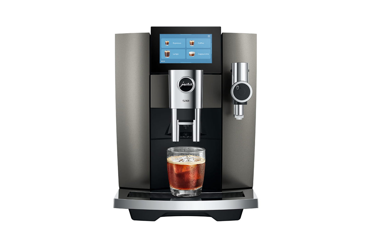 Jura S10 Dark Inox avec un café glacé Cold Brew