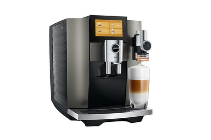 Jura S10 Dark Inox trois quarts, latte macchiato et écran tactile 4,3 pouces