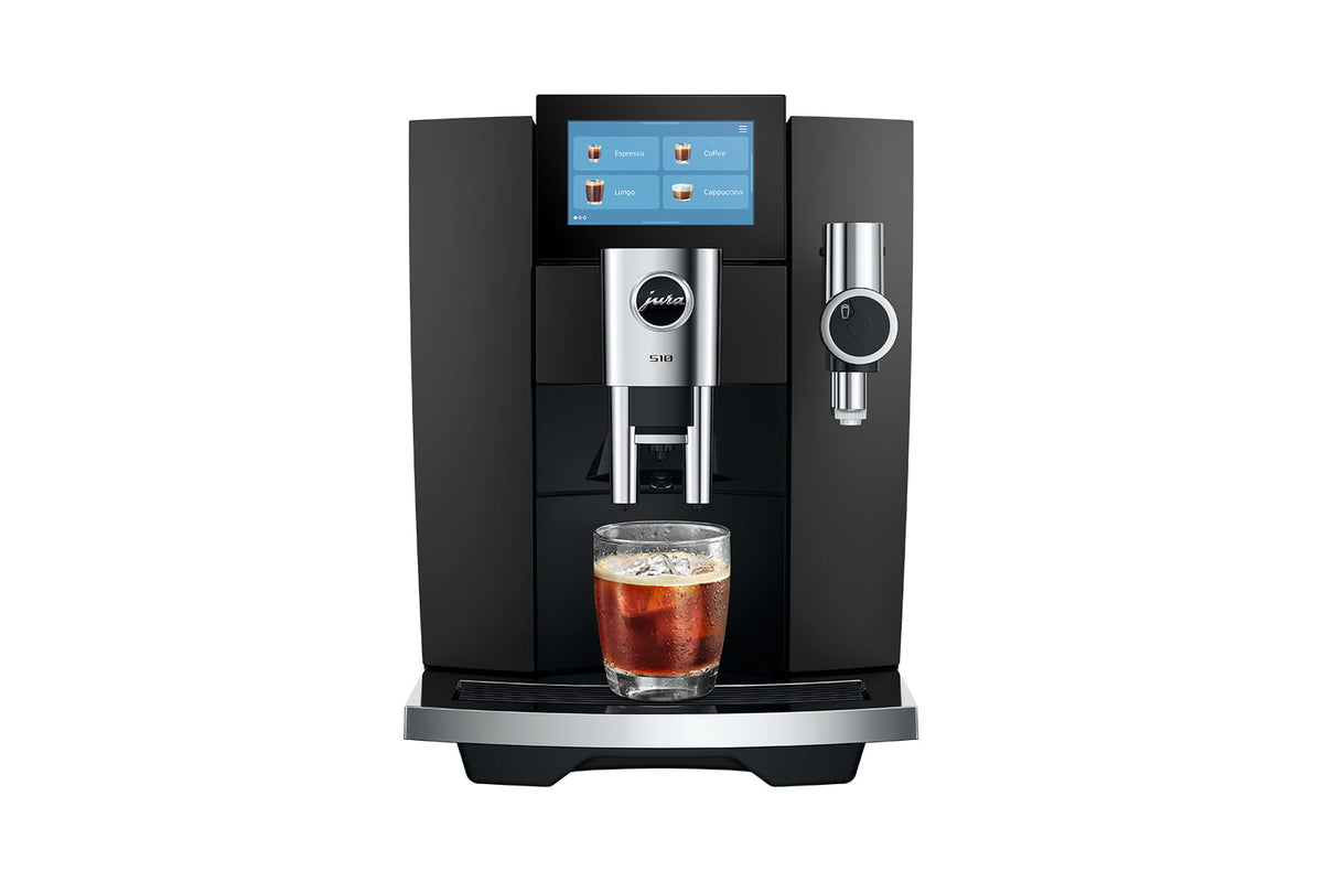 Jura S10 Obsidian Black avec un café glacé Cold Brew