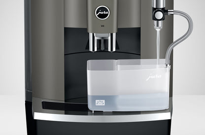 Jura W8 Dark Inox, préparation lactée avec récipient à lait